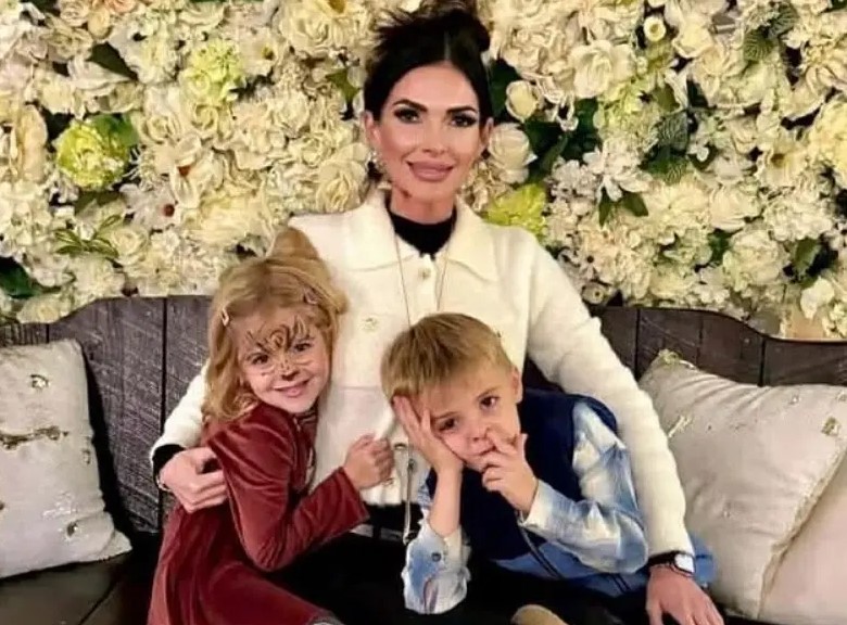 Madre y Gemelos de 6 Años Asesinados en Mansión de Arkansas en Medio de Amargo Divorcio con Médico