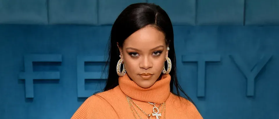 Balas Impactan la Casa de Rihanna en Los Ángeles Mientras la Cantante Estaba Dentro; Mujer Arrestada