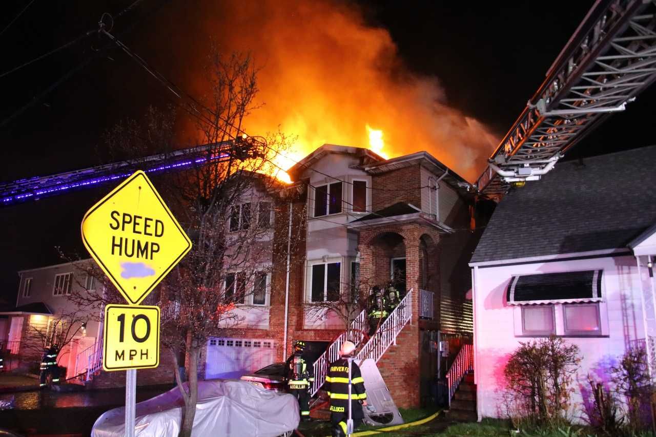 Un Incendio Masivo Destroza un Dúplex en Fairview, Nueva Jersey; Un Herido de Gravedad y Siete Desplazados